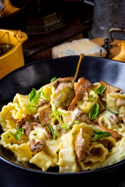 Krema soslu reginette eriştesi taze chanterelle ve kapari