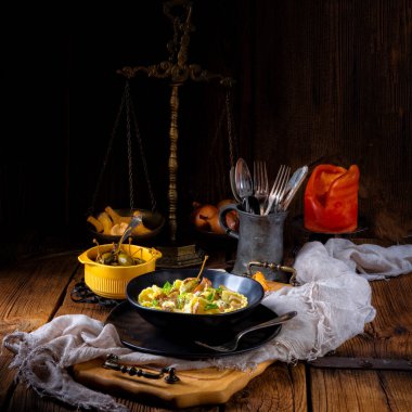 Krema soslu reginette eriştesi taze chanterelle ve kapari