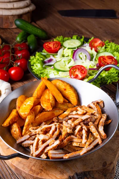 Rustik Gyros Plaka Yeşil Salata Patates Dilimleri — Stok fotoğraf