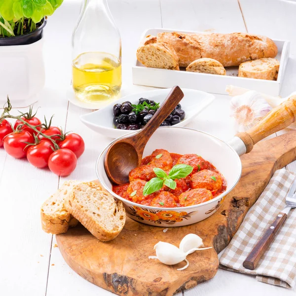 Gebackene Mini Frikadellen Tomatensauce Mit Basilikum — Stockfoto