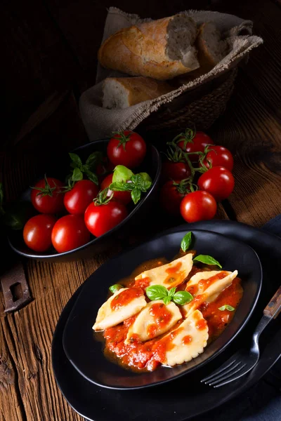 Rustikale Köstliche Pasta Ravioli Tomatensauce Mit Basilikum — Stockfoto