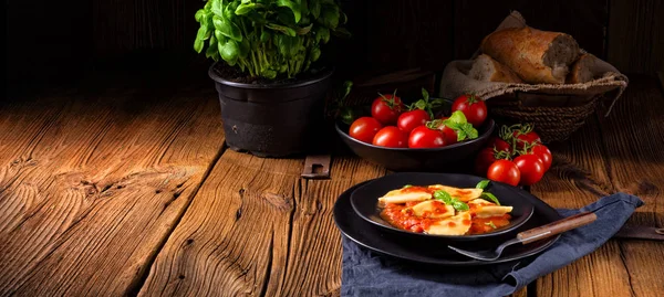 Rustikale Köstliche Pasta Ravioli Tomatensauce Mit Basilikum — Stockfoto