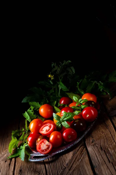 Verschillende Soorten Tomaten Geserveerd Gepresenteerd Zilveren Schotel — Stockfoto