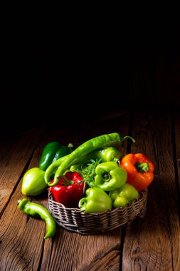 çeşitli hasat biber ve sıcak biber sepeti