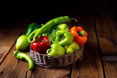 çeşitli hasat biber ve sıcak biber sepeti