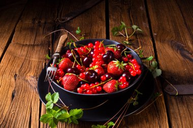 Çilek, frenk üzümü ve kiraz gibi farklı meyve ile kase.