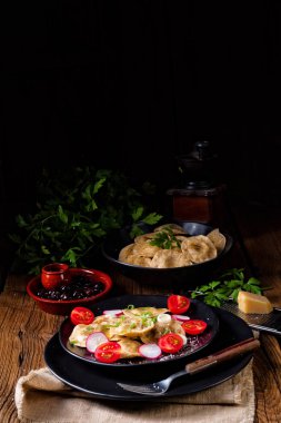 Organik - Mantı hassas bezelye ile zeytinyağı, domates ve turp