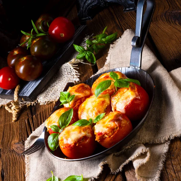 Tomates Recheados Com Arroz Queijo Forno — Fotografia de Stock