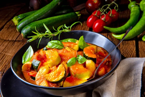 Vegetarische Ratatouille Met Verse Groenten Kruiden — Stockfoto