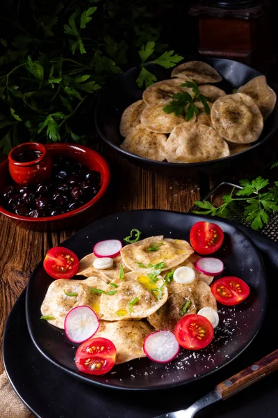 Organik Mantı Hassas Bezelye Ile Zeytinyağı Domates Turp — Stok fotoğraf