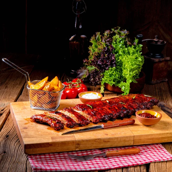 Bbq Hot Spareribs Van Een Houtskool Grill — Stockfoto