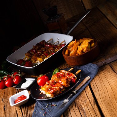 soğan ve kırmızı biber ile orijinal Macar Kebab