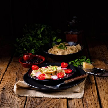 Organik - Mantı hassas bezelye ile zeytinyağı, domates ve turp