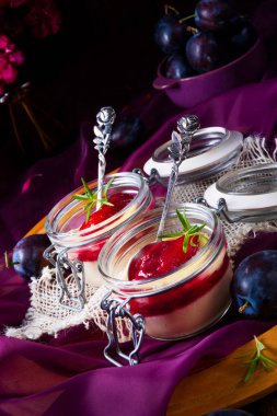 Tarçın ve Erik için kahvaltı taze irmik pudingi