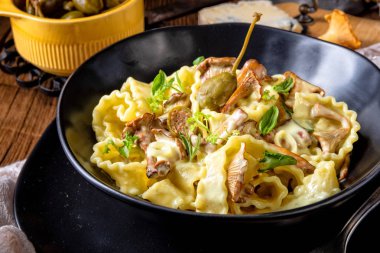 Krema soslu reginette eriştesi taze chanterelle ve kapari