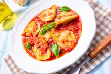 Lezzetli makarna - Mantı domates fesleğen ile sos.