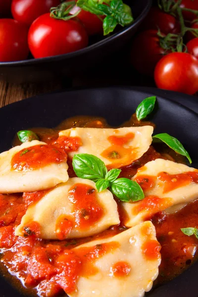 Rustieke Delicious Pasta Ravioli Tomatensaus Met Basilicum Saus — Stockfoto