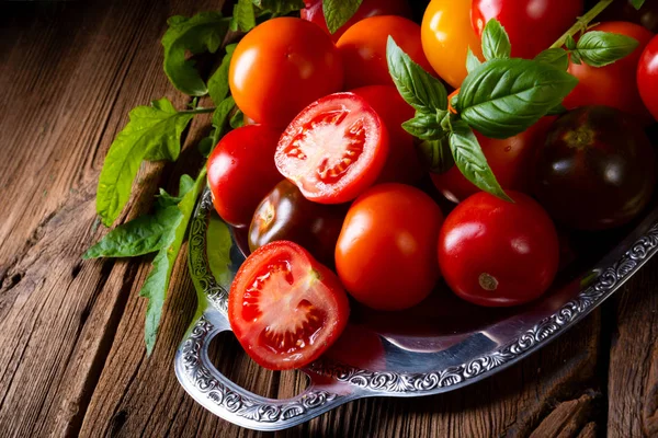 Verschillende Soorten Tomaten Geserveerd Gepresenteerd Zilveren Schotel — Stockfoto