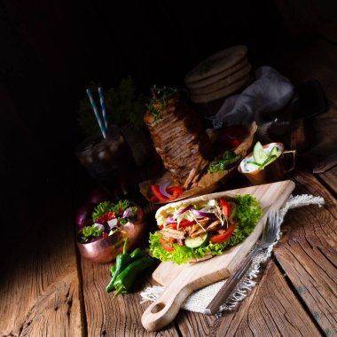 Yönetim Kurulu, yakın çekim Çıtır Pide ızgara gyros etli ahşap kesim 