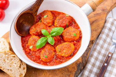 Domates soslu mini köfte beyaz kase içinde fesleğen yaprakları ile pişmiş yakın çekim 