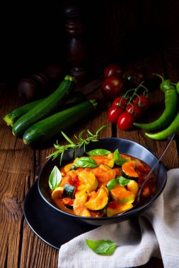 Vejetaryen ratatouille taze sebze ve otlar siyah kase