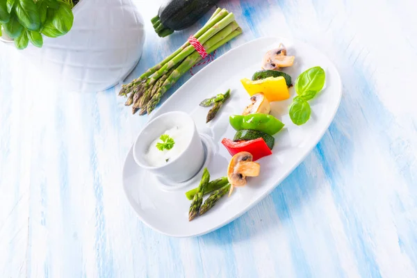 Vegetarisk Vegetabiliska Shashlik Med Yoghurt Vitlökssås Vit Platta Närbild — Stockfoto