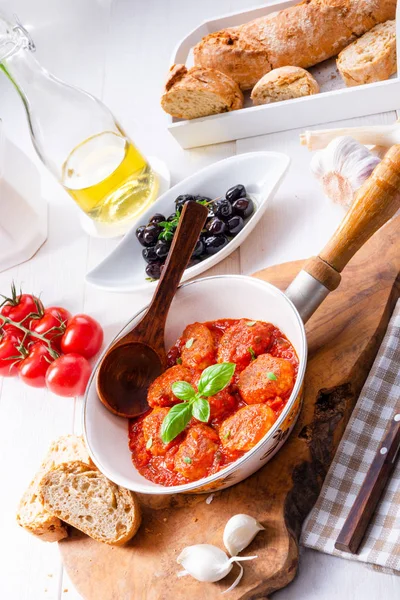 Domates soslu mini köfte beyaz kase içinde fesleğen yaprakları ile pişmiş yakın çekim 