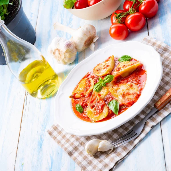 Deliziosi Ravioli Salsa Pomodoro Con Foglie Basilico Piatto Bianco Primo — Foto Stock