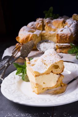 KARPATKA, geleneksel Polonya ile vanilya süt puding krema dolu pasta kremi