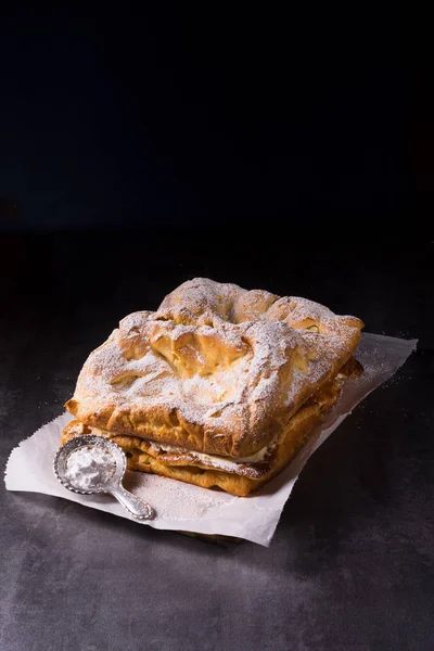 KARPATKA, geleneksel Polonya ile vanilya süt puding krema dolu pasta kremi