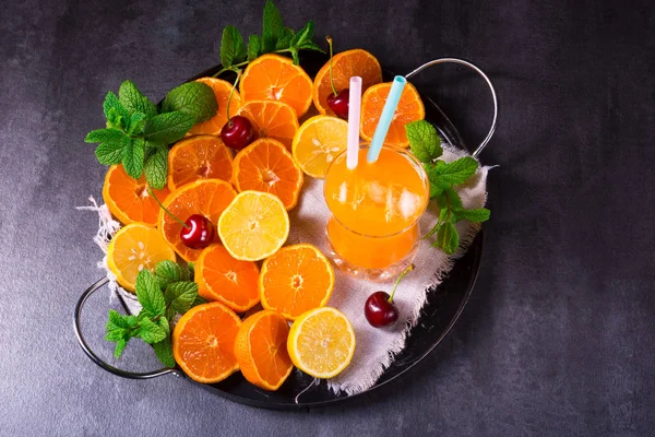 Čerstvě Vymačkaný Pomerančový Džus Ledem Skle — Stock fotografie