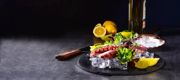 Pulpo Crudo Sobre Hielo Sobre Fondo Negro — Foto de Stock