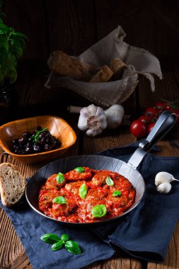 Tavada basilleaves ile domates sosunda pişmiş rustik mini köfte 