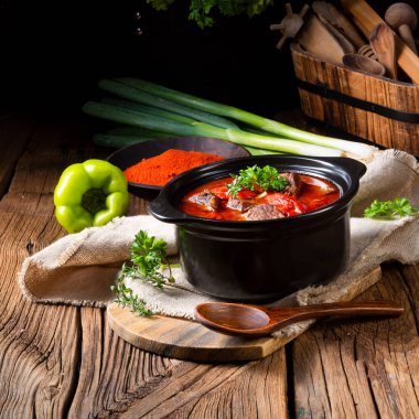 Sığır eti ve kırmızı siyah tencerede biber ile Macar gulaş