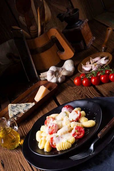 Gnocchi Zapečené Zeleným Pestem Cherry Rajčaty Parmezánem — Stock fotografie