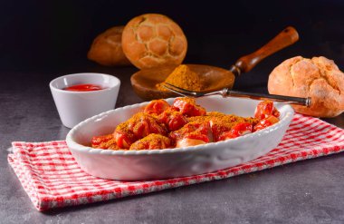 geleneksel currywurst lezzetli köri soslu