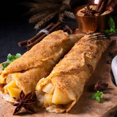 Lezzetli sonbahar omas krep ile elma ve tarçın tahta kesme tahtası üzerinde