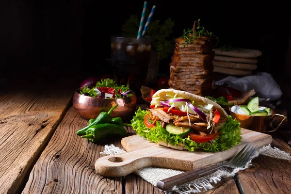 Yönetim Kurulu, yakın çekim Çıtır Pide ızgara gyros etli ahşap kesim 