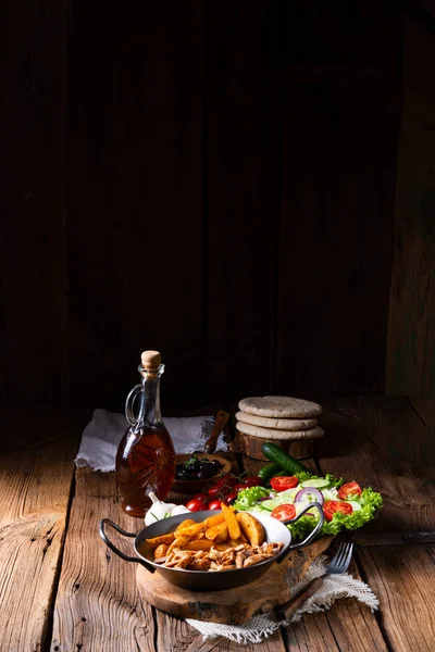 素朴なジャイロ プレート グリーン サラダとジャガイモのくさび — ストック写真