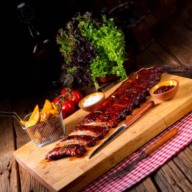 Ahşap kesme tahtası üzerinde kömür üzerinden yedek kaburga Barbekü ızgara