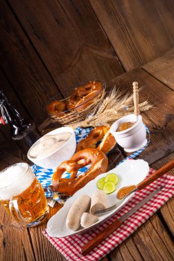 lezzetli Bavyera oktoberfest beyaz sosis tatlı hardal