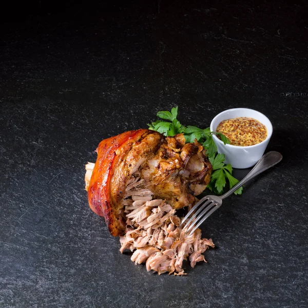 柔らかいお肉と灰色の背景上のボウルに醤油とフォークでパリパリに揚げたバイエルン豚肉ナックル — ストック写真