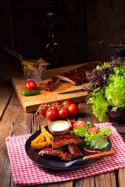 Bbq Žebírka Desce Bílou Omáčkou Zeleným Salátem — Stock fotografie