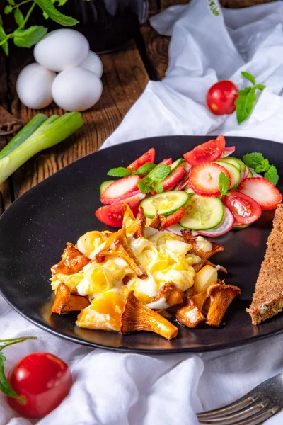 Revueltos Con Huevos Revueltos Ensalada Verde Con Pan Plato —  Fotos de Stock