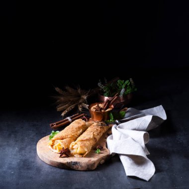 Lezzetli sonbahar omas krep ile elma ve tarçın tahta kesme tahtası üzerinde