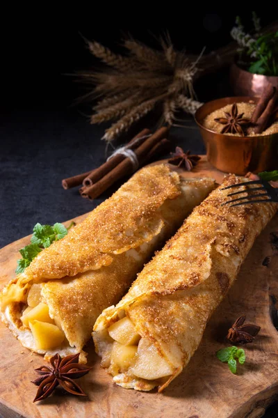 Deliciosos Panqueques Otoñales Con Manzana Canela Sobre Tabla Cortar Madera —  Fotos de Stock