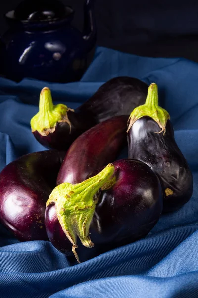 Masa Örtüsü Üzerinde Olgunlaşmış Taze Patlıcan Yakın Çekim — Stok fotoğraf