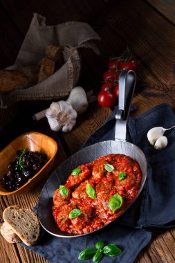 Tavada basilleaves ile domates sosunda pişmiş rustik mini köfte 