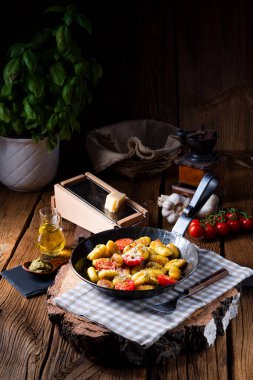 Gnocchi pişmiş yeşil pesto, kiraz domates ve parmesan ile