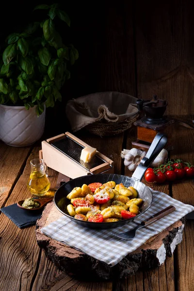 Gnocchi Gebakken Met Groene Pesto Kerstomaatjes Parmezaanse Kaas — Stockfoto